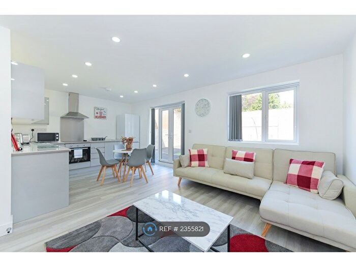 2 Bedroom Flat To Rent In Westdale Lane, Gedling, Nottingham, NG4