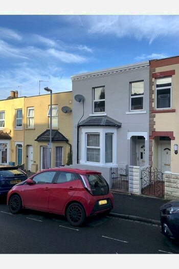 3 Bedroom Terraced House To Rent In Shelley Street, Swindon, SN1