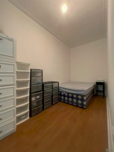 1 Bedroom Flat To Rent In West Cromwell Road, Earl's Court, London, SW5