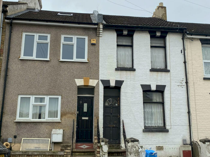 3 Bedroom Terraced House To Rent In Portland Street, Chatham, Kent, ME4