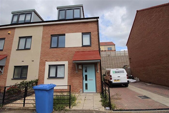3 Bedroom Semi-Detached House To Rent In Featherwood Avenue, Newcastle Upon Tyne, NE15