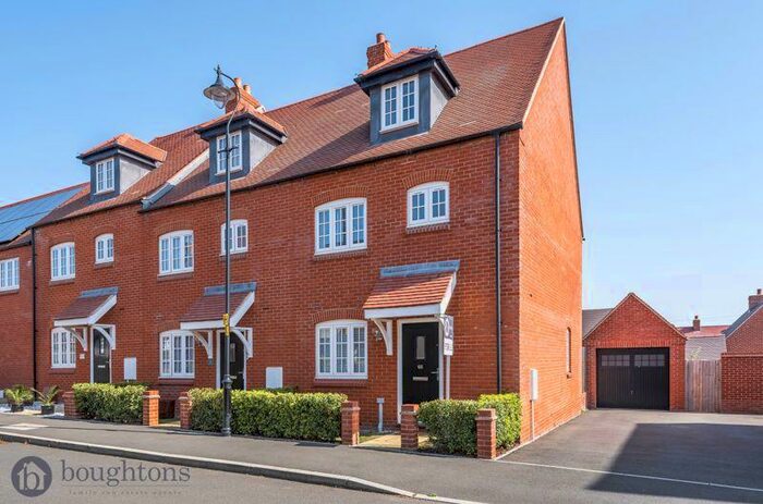 4 Bedroom End Of Terrace House For Sale In Foxhills Way, Brackley, NN13