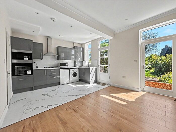 3 Bedroom Semi Detached House For Sale In First Avenue, Gillingham, Kent, ME7