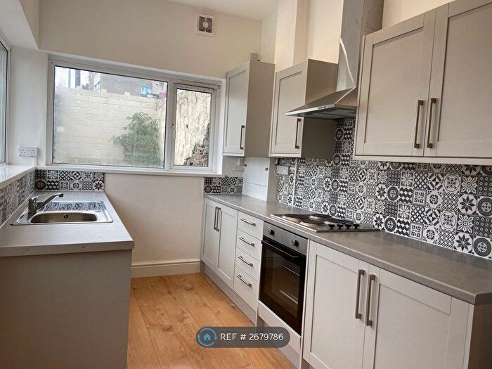 2 Bedroom Flat To Rent In Courtenay Road, Barry, CF63