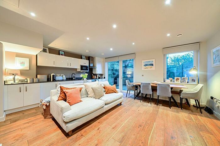 3 Bedroom Flat To Rent In Commerell Street, London, SE10