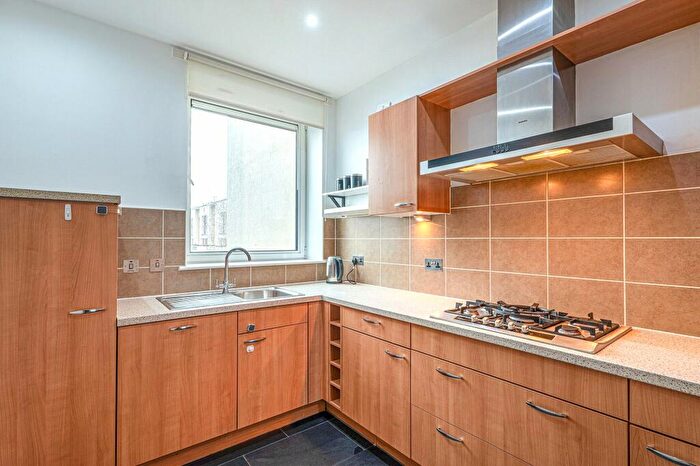 2 Bedroom Apartment To Rent In Jackson Place, Bearsden, G61