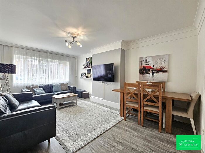 3 Bedroom Flat To Rent In Elmshurst Crescent, London, N2