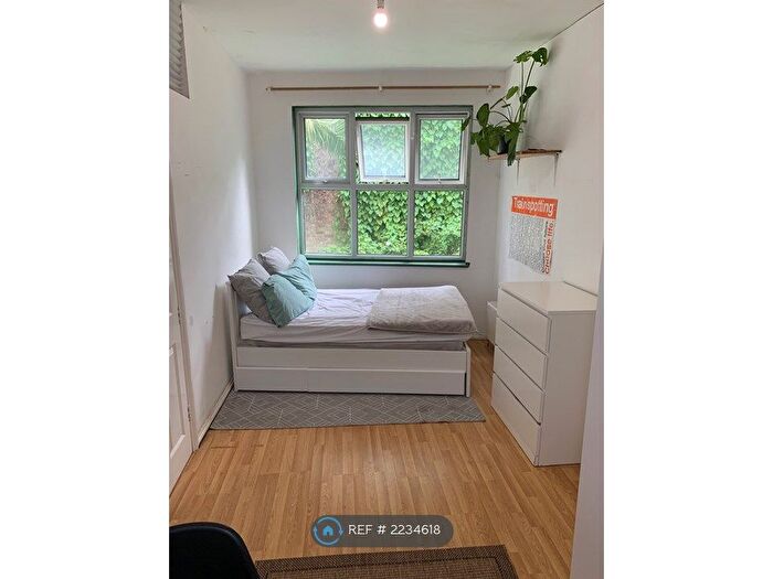 Studio To Rent In Hertlset Road, London, N7
