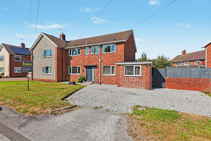 4 Bedroom Semi-Detached House For Sale In Pennine Way, Loundsley Green, Chesterfield, S40