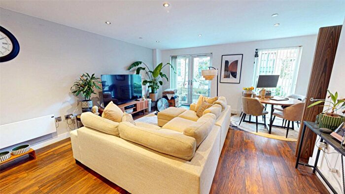 2 Bedroom Apartment For Sale In Wilburn Basin, Salford, M5