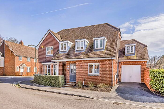 5 Bedroom Detached House For Sale In Letcombe Place, Horndean, PO8