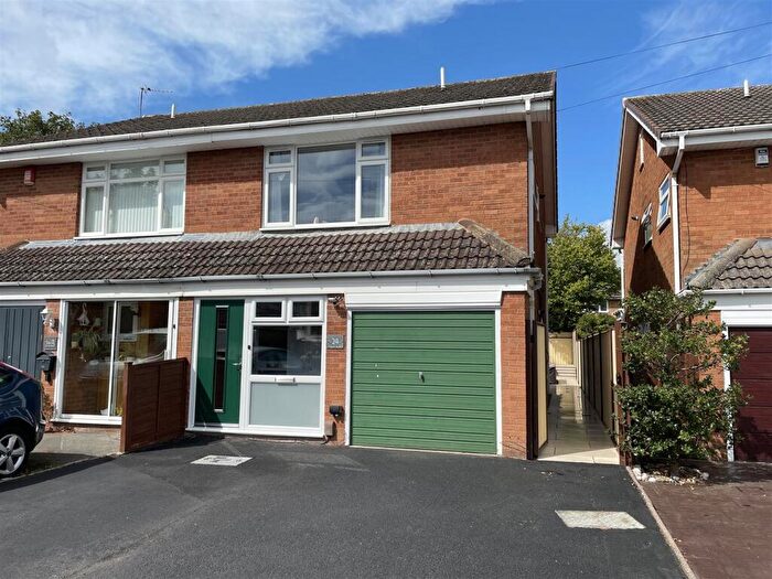 3 Bedroom Semi-Detached House For Sale In Foxlea Road, Halesowen, B63