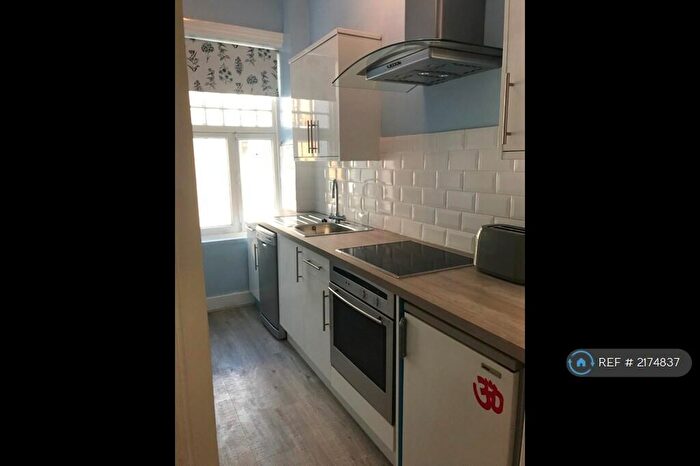 2 Bedroom Flat To Rent In Marjorie Grove, London, SW11