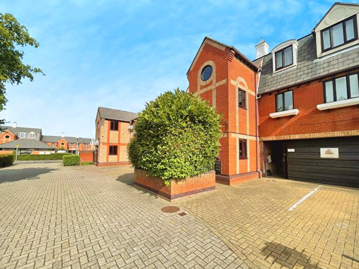 2 Bedroom Flat To Rent In Jetty Walk, Grays, RM17