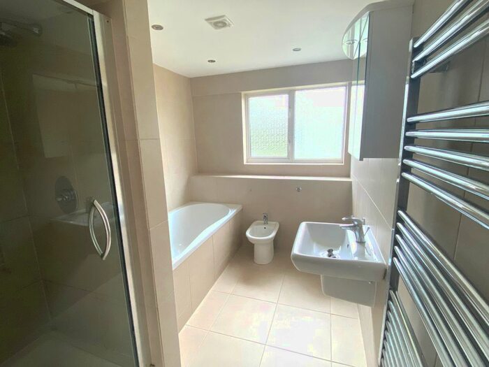 2 Bedroom Flat To Rent In Heathfield Close, Potters Bar, EN6