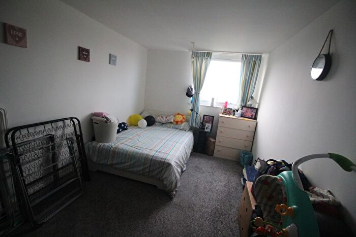 2 Bedroom Flat To Rent In Oatland Towers, LS7