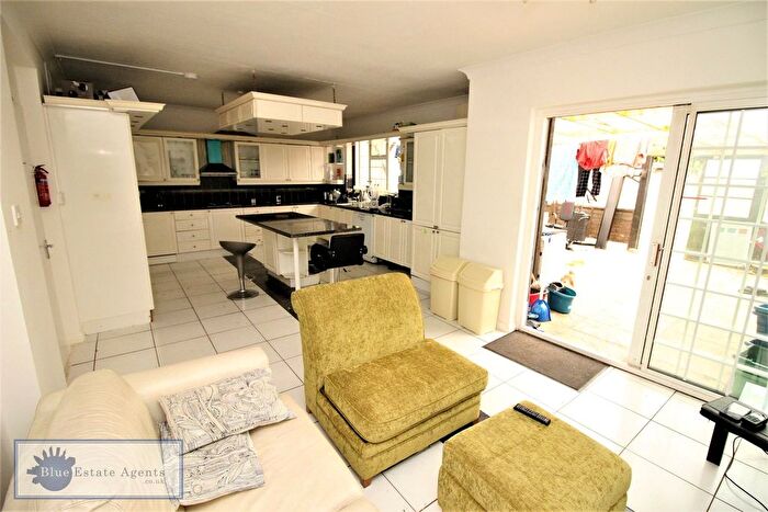 5 Bedroom Semi-Detached House To Rent In Great West Road, Hounslow, TW5
