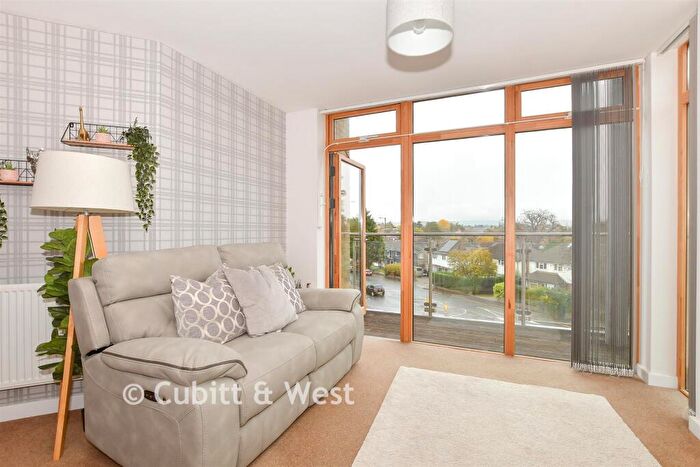 1 Bedroom Flat For Sale In Carlton Road, Redhill, Surrey, RH1