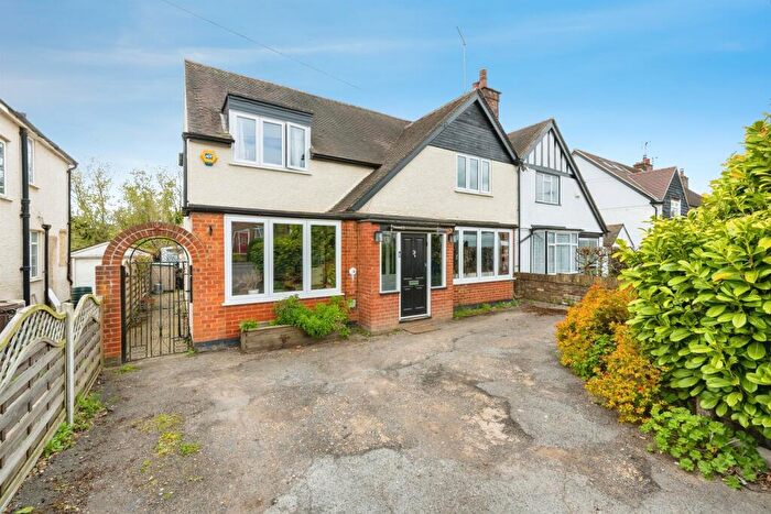 4 Bedroom Semi Detached House For Sale In Radlett Road, Frogmore, St. Albans, AL2