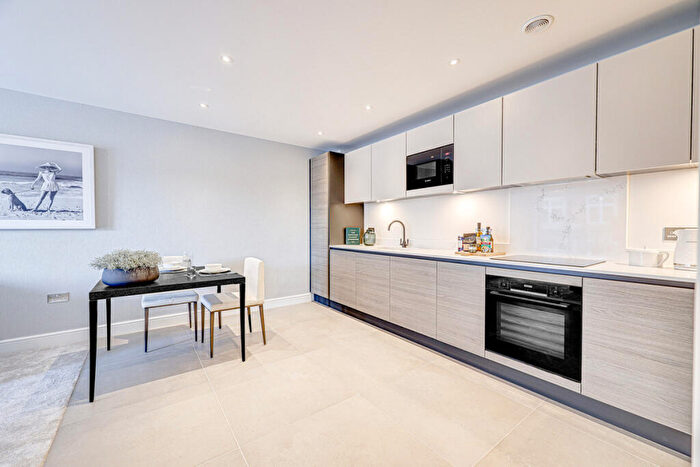 2 Bedroom Apartment For Sale In Broadway, Leigh-on-sea, SS9