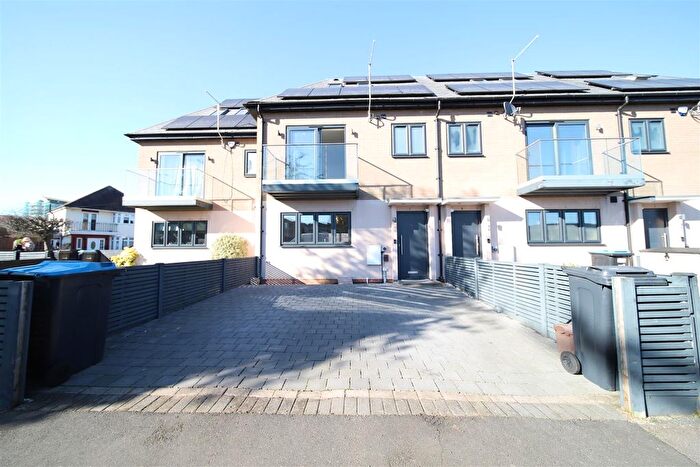 4 Bedroom Semi Detached House For Sale In Lincoln Road, Enfield Town, EN1