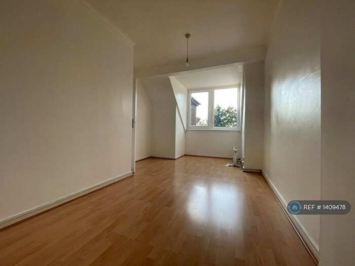 1 Bedroom Flat To Rent In Crescent Rise, Luton, LU2