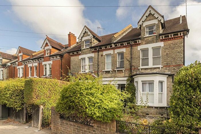 3 Bedroom Flat To Rent In Gleneldon Road, London, SW16