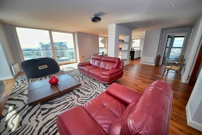 3 Bedroom Flat To Rent In The Quays, Salford, Greater Manchester, M50