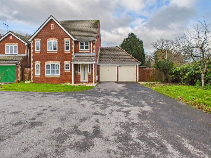 5 Bedroom Detached House For Sale In Manor Park Close, Tilehurst, Reading, RG30