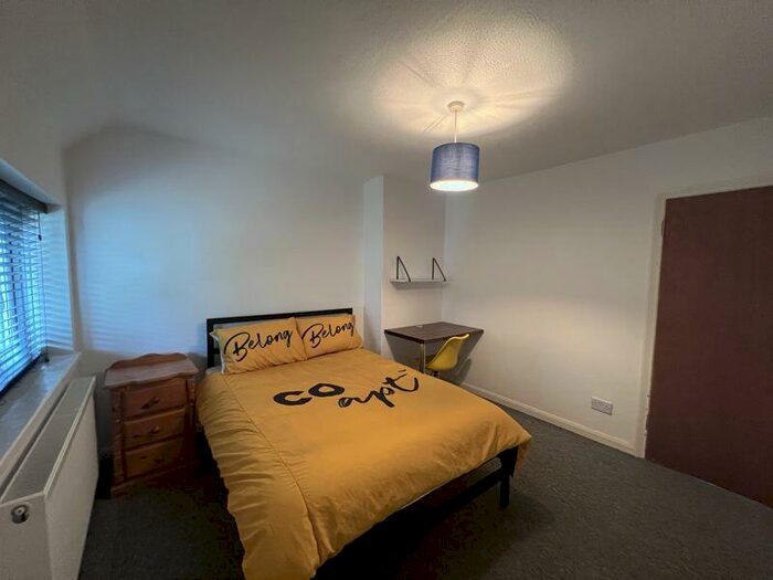 5 Bedroom Semi-Detached House To Rent In Hillside, Brighton, BN2