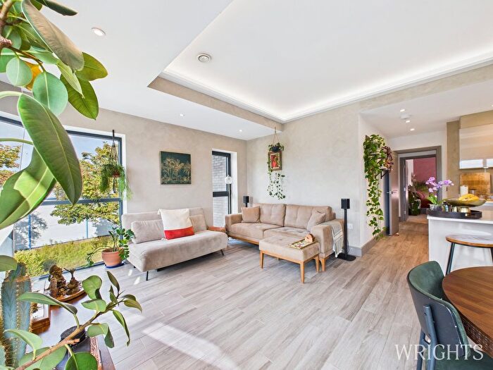 2 Bedroom Flat For Sale In Groom Place, Welwyn Garden City, AL7