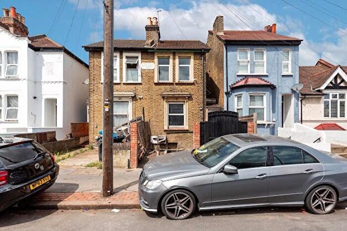 3 Bedroom Semi Detached House For Sale In Whitehorse Road, Croydon, Surrey, CR0
