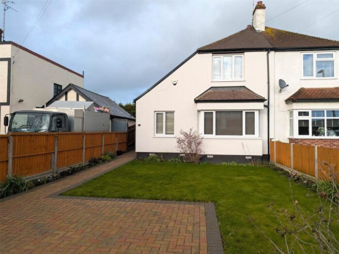 3 Bedroom Bungalow For Sale In Wells Avenue, Southend-on-Sea, Essex, SS2