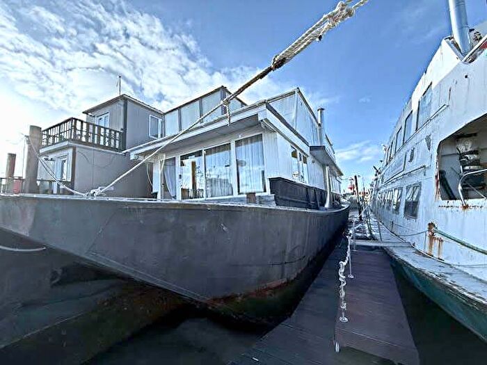 4 Bedroom Houseboat For Sale In Vicarage Lane, Port Werburgh, Rochester, ME3