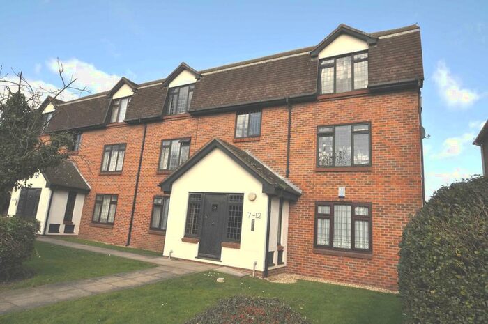 1 Bedroom Flat To Rent In Kentwell Court, - High Road, SS7