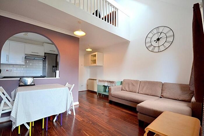 2 Bedroom Maisonette To Rent In Dorset Mews, Ballards Lane, Finchley, N3