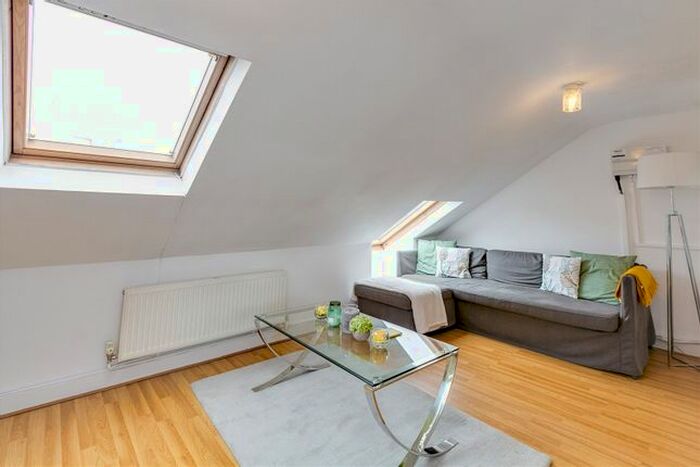 1 Bedroom Flat To Rent In Munster Road, Fulham, SW6