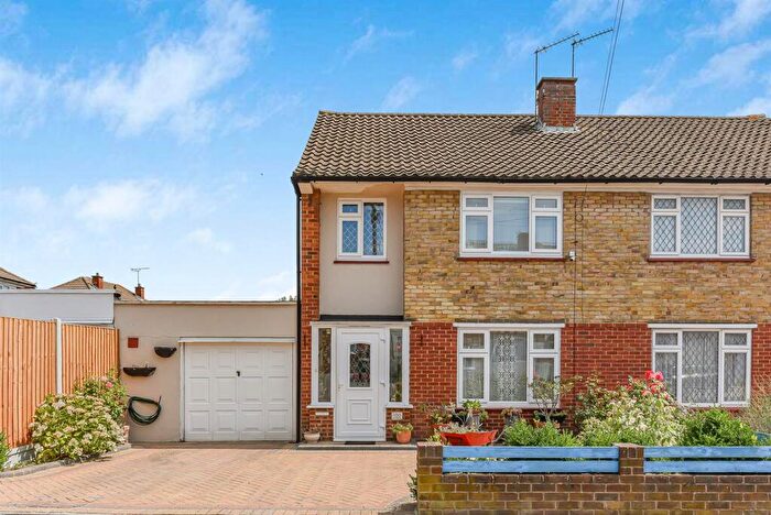 4 Bedroom Semi Detached House For Sale In The Bramblings, Highams Park, E4