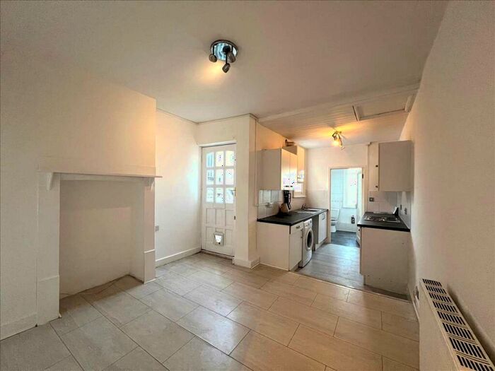 2 Bedroom Apartment To Rent In Leigh On Sea, SS9