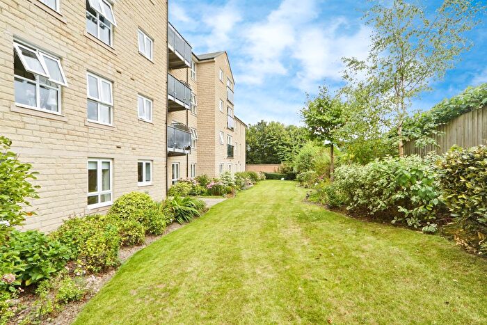 2 Bedroom Flat For Sale In Squirrel Way, Leeds, LS17