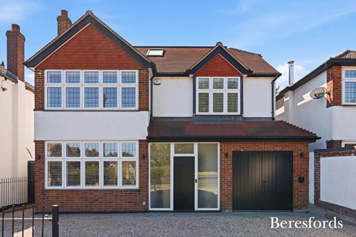 4 Bedroom Detached House For Sale In Hall Lane, Upminster, RM14