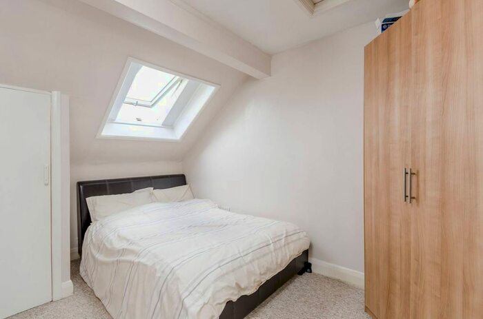 1 Bedroom Flat To Rent In Queens Road, Wimbledon, London, SW19