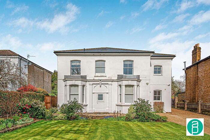 3 Bedroom Flat To Rent In Thornton Hill, Wimbledon, SW19