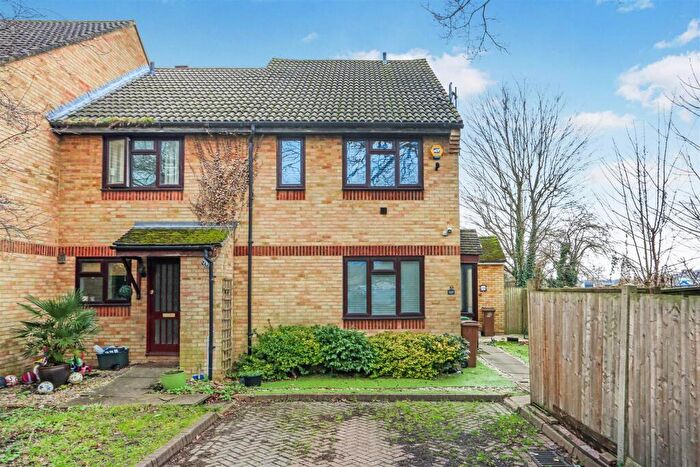 1 Bedroom End Of Terrace House For Sale In Boscombe Road, Worcester Park, KT4