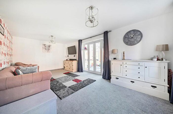 5 Bedroom Detached House For Sale In Cameron Crescent, Bedford, MK40