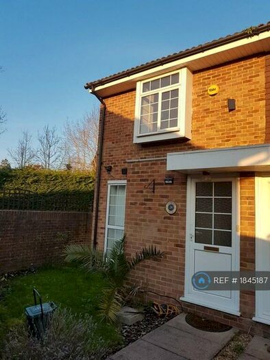 3 Bedroom End Of Terrace House To Rent In Sparrowsmead, Redhill, RH1