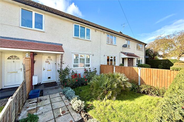 2 Bedroom Maisonette For Sale In Willow Crescent, Farnborough, Hampshire, GU14