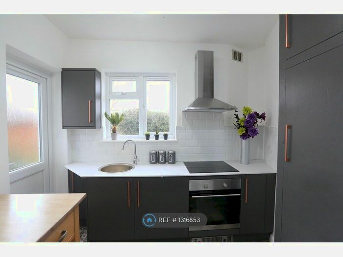 1 Bedroom Flat To Rent In Hadleigh Road, Leigh-On-Sea SS9