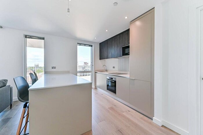 3 Bedroom Flat To Rent In Boulevard Point, Croydon, CR0