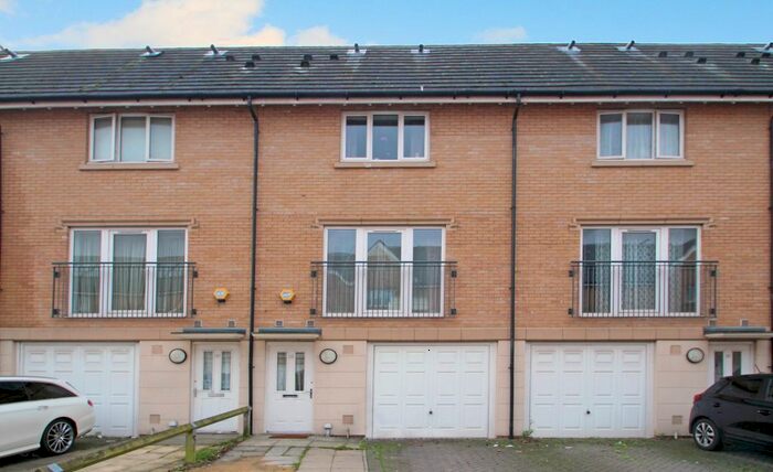4 Bedroom Town House To Rent In Varcoe Gardens, Hayes, Greater London, UB3